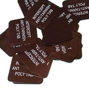 Può includere: Un gruppo di linguette rettangolari Intercept Anti-Tarnish Poly di colore marrone scuro. Ogni linguetta presenta il testo bianco "Intercept Anti-Tarnish Poly Tab". Le linguette sono sparse su uno sfondo bianco.
