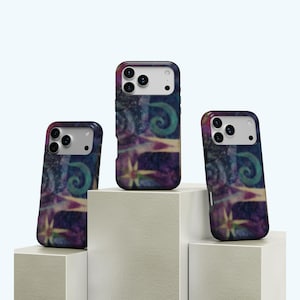 Pode incluir: Três capas de telemóvel com um design abstrato colorido. As capas apresentam um fundo escuro com redemoinhos de verde-azulado, roxo e amarelo. São exibidas em blocos geométricos brancos.