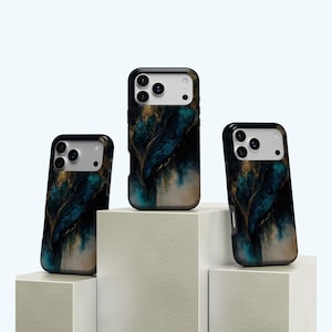 Könnte beinhalten: Drei Handyhüllen mit einem abstrakten Design in Dunkelblau, Gold und Weiß. Die Hüllen werden auf weißen geometrischen Blöcken präsentiert. Die Hüllen haben einen schwarzen Rand und Kameraausschnitte.