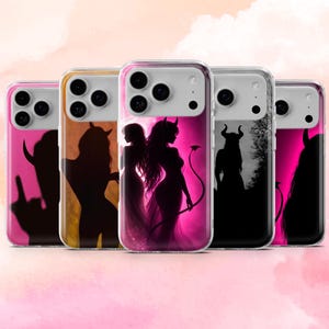 Puede incluir: Un conjunto de fundas para teléfono con siluetas de diablo. Cada funda muestra un diseño diferente, incluyendo figuras con cuernos y colas, sobre fondos rosas y naranjas vibrantes. Las fundas tienen un borde transparente.