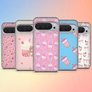Può includere: Una collezione di custodie per telefoni con vari design. Le custodie presentano motivi colorati tra cui tazze di tè boba, fiocchi e una bevanda boba alla fragola con un orsacchiotto. Le custodie sono in tonalità di rosa, blu e bianco.