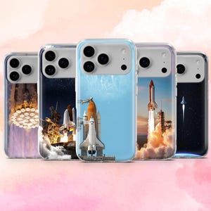 Peut inclure: Plusieurs coques de téléphone transparentes avec des motifs de navettes spatiales. Les coques présentent des images de fusées au décollage, de navettes spatiales et de fonds célestes. Les coques sont disposées en rang, mettant en valeur la variété des œuvres d'art sur le thème de l'espace.