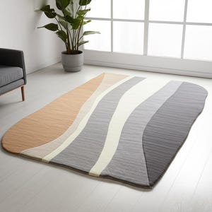 Könnte beinhalten: Ein moderner Teppich mit einem einzigartigen, fließenden Design. Der Teppich zeigt eine Palette neutraler Farben, darunter Beige, Creme, Grau und Weiß, die in wellenförmigen Streifen angeordnet sind. Die Form des Teppichs ist ein abgerundetes Rechteck, das der Raumdekoration eine weiche Note verleiht.