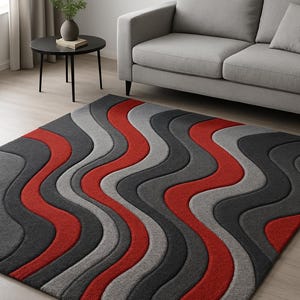 Könnte beinhalten: Moderner Teppich mit einem wellenförmigen Muster in Rot-, Grau- und Anthrazittönen. Der Teppich ist rechteckig und liegt auf einem hellen Holzboden, mit einem grauen Sofa im Hintergrund.