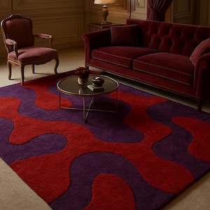 Könnte beinhalten: Wohnzimmer mit einem gemusterten Teppich in Rot und Lila. Ein weinrotes Sofa und ein Stuhl sind vorhanden, zusammen mit einem kleinen runden Couchtisch. Eine Lampe und Vorhänge vervollständigen die Raumausstattung.