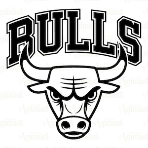 Puede incluir: Gráfico en blanco y negro de una cabeza de toro con la palabra "BULLS" arqueada arriba. El toro tiene una expresión severa, con cuernos y una cara detallada. El texto está en negrita.