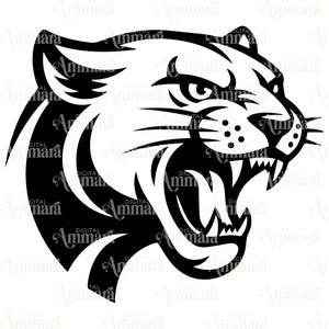 Può includere: Illustrazione in bianco e nero di una testa di felino che ringhia. L'immagine presenta linee nitide e una rappresentazione dettagliata dei denti, degli occhi e della pelliccia dell'animale. La parola "DIGITAL Ammara" è ripetuta.