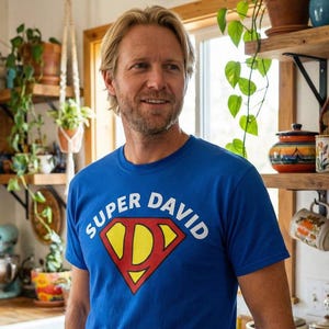 Personalisiertes T-Shirt mit Initialen und Namen im Superhelden-Stil, Comic-Geschenk für den Superhelden in Ihrem Leben