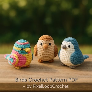 Puede incluir: Tres pájaros de ganchillo hechos a mano en colores vibrantes. Un pájaro presenta rayas azules, amarillas, rosas y verdes. Los otros dos pájaros son de color beige y azul con detalles blancos. El texto "Birds Crochet Pattern PDF" es visible.