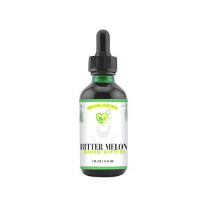 Könnte beinhalten: Eine grüne Glasflasche mit schwarzem Tropfverschluss. Das Etikett trägt die Aufschrift "Bitter Melon Herbal Tincture" mit einem Logo eines herzförmigen Blattes. Die Flasche enthält 59,15 ml Flüssigkeit.