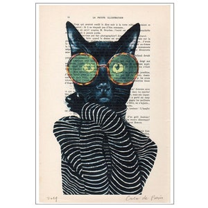 Könnte beinhalten: Ein Kunstwerk mit einer schwarzen Katze mit runden Sonnenbrillen mit Schildpattrahmen und einem schwarz-weiß gestreiften Pullover. Die Katze ist vor einem Hintergrund aus französischem Text im Vintage-Stil platziert. Das Kunstwerk ist signiert "Coco de Paris" und datiert 2019.