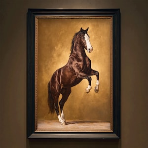 Puede incluir: Pintura al &oacute;leo enmarcada de un caballo marr&oacute;n encabritado con marcas blancas en la cara y las patas. El caballo se alza sobre un fondo dorado, y el marco es negro con ribetes dorados. La obra de arte se exhibe en una pared marr&oacute;n.
