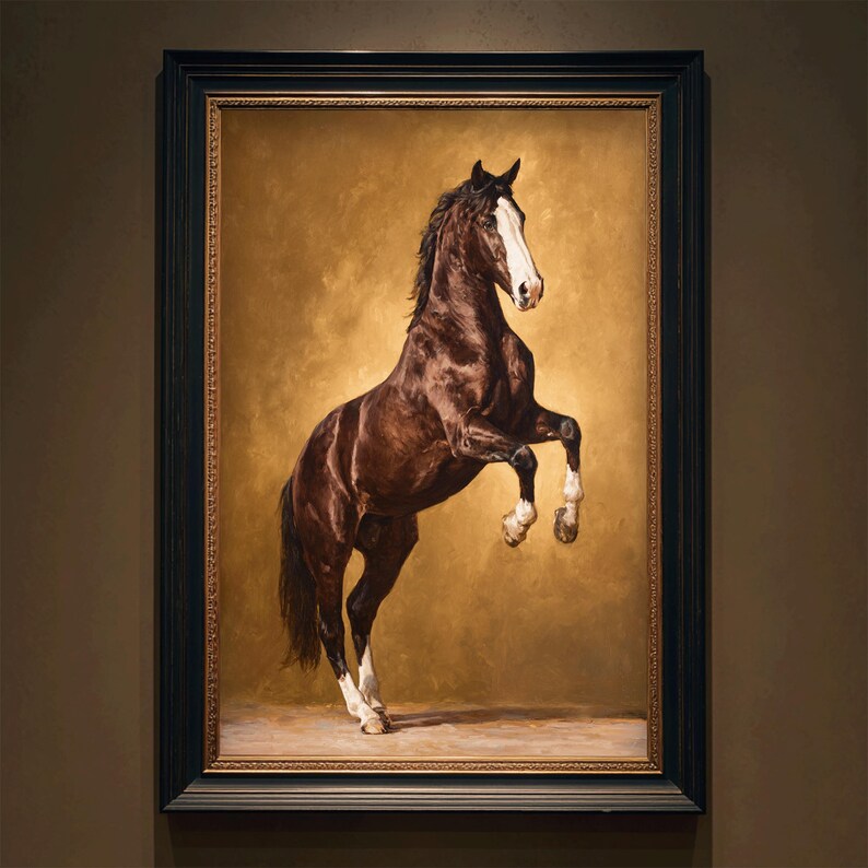 Puede incluir: Pintura al &oacute;leo enmarcada de un caballo marr&oacute;n encabritado con marcas blancas en la cara y las patas. El caballo se alza sobre un fondo dorado, y el marco es negro con ribetes dorados. La obra de arte se exhibe en una pared marr&oacute;n.