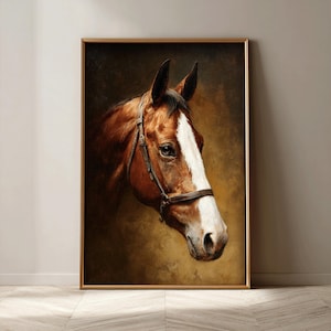 Puede incluir: Retrato enmarcado de la cabeza de un caballo. El caballo tiene un pelaje marr&oacute;n con una raya blanca en la cara. Lleva un cabestro de cuero. El fondo es marr&oacute;n c&aacute;lido y apagado.