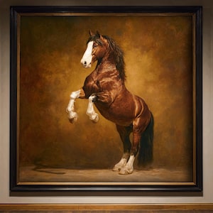 Puede incluir: Pintura enmarcada de un caballo marr&oacute;n encabritado sobre sus patas traseras. El caballo tiene la cara y las patas blancas, con una crin y cola oscuras. El fondo es de un marr&oacute;n c&aacute;lido y texturizado.