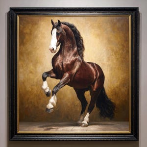 Puede incluir: Pintura al &oacute;leo enmarcada de un caballo marr&oacute;n encabritado con cara y patas blancas. El caballo tiene crin y cola negras. El fondo es de color dorado c&aacute;lido. El marco es negro.