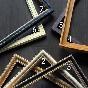 Puede incluir: Una variedad de marcos de fotos en varios estilos y colores. Los marcos incluyen tonos dorados, negros y de madera, con bordes decorativos. Los marcos est&aacute;n dispuestos sobre una superficie de madera oscura, mostrando sus diferentes dise&ntilde;os y acabados.