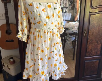 Vestido con volantes y estampado de amapolas