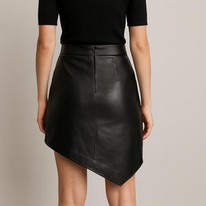 Op de afbeelding: Een set van drie keramische mokken met een gespikkelde, matte afwerking. De mokken zijn in de kleuren cr&egrave;me, lichtgrijs en donkergrijs. Elke mok heeft een eenvoudig, minimalistisch ontwerp, perfect voor koffie of thee.