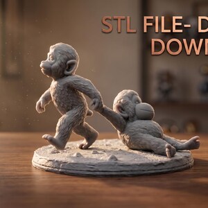 Op de afbeelding: Een grijze sculptuur van twee apen, waarvan één loopt en de ander trekt. De sculptuur staat op een ronde basis. De tekst "STL FILE - DIGITAL DOWNLOAD" staat bovenaan de afbeelding.