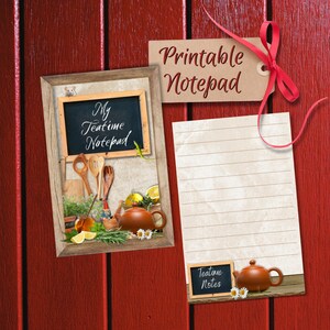 Pode incluir: Um bloco de notas imprimível com uma fita vermelha e uma etiqueta que diz "Printable Notepad". A imagem inclui um quadro-negro emoldurado com o texto "My Teatime Notepad" e uma folha de papel pautado. Uma chaleira e margaridas também são apresentadas.