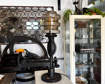 Lámpara de mesa Steampunk personalizada: aislante reciclado y engranajes industriales