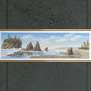 Könnte beinhalten: Ein gerahmtes Landschaftsgemälde zeigt eine Küstenlandschaft mit Felsformationen, einem Sandstrand und einem blauen Himmel mit Wolken. Das Kunstwerk befindet sich in einem goldfarbenen Rahmen und ist an einer dunkelgrauen, strukturierten Wand befestigt.