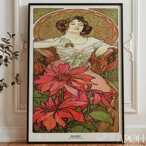 Könnte beinhalten: Gerahmter Kunstdruck mit einer Frau in einem fließenden Kleid, umgeben von großen roten Blumen. Das Kunstwerk hat einen Vintage-Stil mit dekorativem Hintergrund und dem Wort "RUBY" unten. Der Druck ist in einem schwarzen Rahmen gerahmt.