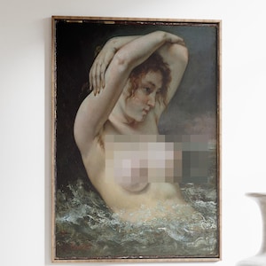 以下が含まれることがあります： 水中で腕を上げた裸の女性を描いた、アンティーク調の額入り絵画。 作品は、落ち着いた色使い、暗い背景、金色のフレームが特徴です。 白い花瓶が木製のテーブルの上に置かれています。