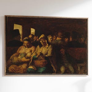 Könnte beinhalten: Gerahmtes Gemälde, das eine Szene im Inneren eines Zugwagens zeigt. Das Kunstwerk zeigt mehrere Figuren, darunter Frauen und Männer, in gedämpften Tönen. Das Gemälde wird über einem Holztisch mit einer weißen Vase und einem Stuhl ausgestellt.