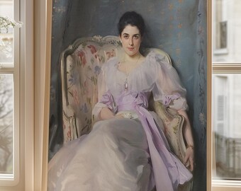 Puede incluir: Una impresión enmarcada de un retrato de una mujer con un vestido blanco y una faja lila, sentada en un sillón floral. El fondo es una pared azul con detalles dorados. La impresión se exhibe en un alféizar de madera.
