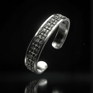 Pulseira rígida em prata de lei, joia masculina de design sofisticado, acessório de luxo minimalista.