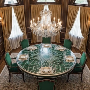 Op de afbeelding: Een luxe eetkamer met een ronde, groene marmeren tafel met een wit geometrisch ontwerp. Zes groene fluwelen stoelen omringen de tafel, gedekt met elegante couverts. Een kristallen kroonluchter hangt erboven, met gouden gordijnen en wandkandelaars.