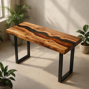 Puede incluir: Banco rectangular de madera con incrustación de resina epoxi oscura en forma de río. El banco tiene un acabado de vetas de madera natural y patas de metal negro. Diseño moderno, para uso en interiores.