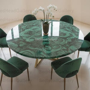 Luxe willekeurig bewerkte ingelegde stenen tafel | Malachiettafel | Modern glamoureus eetkamertafelstuk edelsteen rond tafelblad |