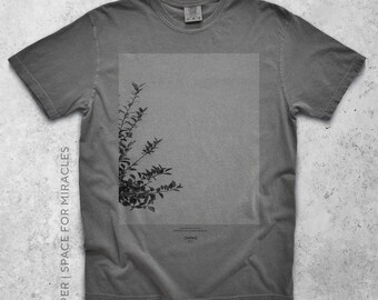 Minimal Natur Pfeffer Grunge Baum Print T-Shirt von OHNO New York