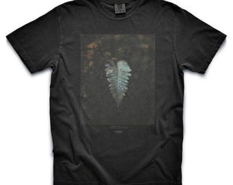 T-Shirt mit schwarzem Farnwald-Print: Vintage-Kunstdruck von OHNO NYC
