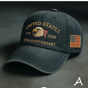 Könnte beinhalten: Dunkelgrüne Baseballkappe mit goldfarbenem Schriftzug "UNITED STATES 1776 2026 250th ANNIVERSARY". Mit Adler- und amerikanischem Flaggen-Design. Eine amerikanische Flagge befindet sich an der Seite.