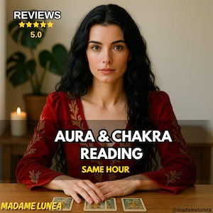 Può includere: Una donna con lunghi capelli neri e un vestito rosso con ricami dorati è seduta a un tavolo di legno. Il testo "AURA & CHAKRA READING SAME HOUR" è visualizzato. L'immagine include anche il testo "REVIEWS 5.0" e "MADAME LUNEA".