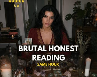 Może przedstawiać: Ciemnoczerwona bluzka z długim rękawem i złotym haftem wokół dekoltu. Nałożony tekst brzmi: REVIEWS 5.0, BRUTAL HONEST READING, SAME HOUR, MADAME LUNEA. Scena zawiera karty tarota, kryształy, małe szklane buteleczki oraz białe świece na stole.