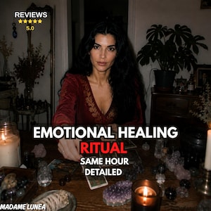 Könnte beinhalten: Eine Person mit langem dunklem Haar trägt ein dunkelrotes Langarmshirt mit Goldstickerei. Der Text lautet EMOTIONAL HEALING RITUAL SAME HOUR DETAILED. Die Szene umfasst Tarotkarten, verschiedene Kristalle und brennende Kerzen auf einem Tisch.