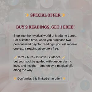 Może przedstawiać: Grafika promocyjna z tekstem oferującym specjalną ofertę: Kup 2 odczyty, a 1 otrzymasz gratis. Tekst promuje spersonalizowane odczyty psychiczne, w tym Tarota, Aurę i Intuicyjne Wskaz&oacute;wki.