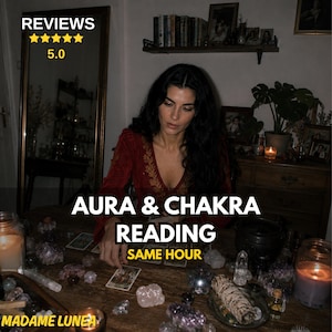 Puede incluir: Una persona de cabello oscuro largo viste una blusa roja de manga larga con bordados dorados, sentada ante una mesa de madera con cartas de tarot, cristales, velas y un pequeño caldero negro. Texto: REVIEWS 5.0, AURA & CHAKRA READING SAME HOUR, MADAME LUNEA.