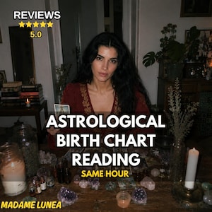 Könnte beinhalten: Ein Serviceangebot für eine astrologische Geburtshoroskop-Lesung mit Texteinblendungen, die REVIEWS 5.0, ASTROLOGICAL BIRTH CHART READING, SAME HOUR und MADAME LUNEA lauten. Das Bild zeigt eine Person, die eine Tarotkarte an einem Tisch hält.