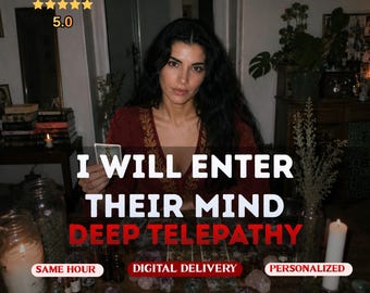 Può includere: Un servizio digitale con il testo I WILL ENTER THEIR MIND DEEP TELEPATHY, SAME HOUR, DIGITAL DELIVERY e PERSONALIZED. L'immagine mostra una persona che tiene una carta dei tarocchi con candele e cristalli su un tavolo di legno.