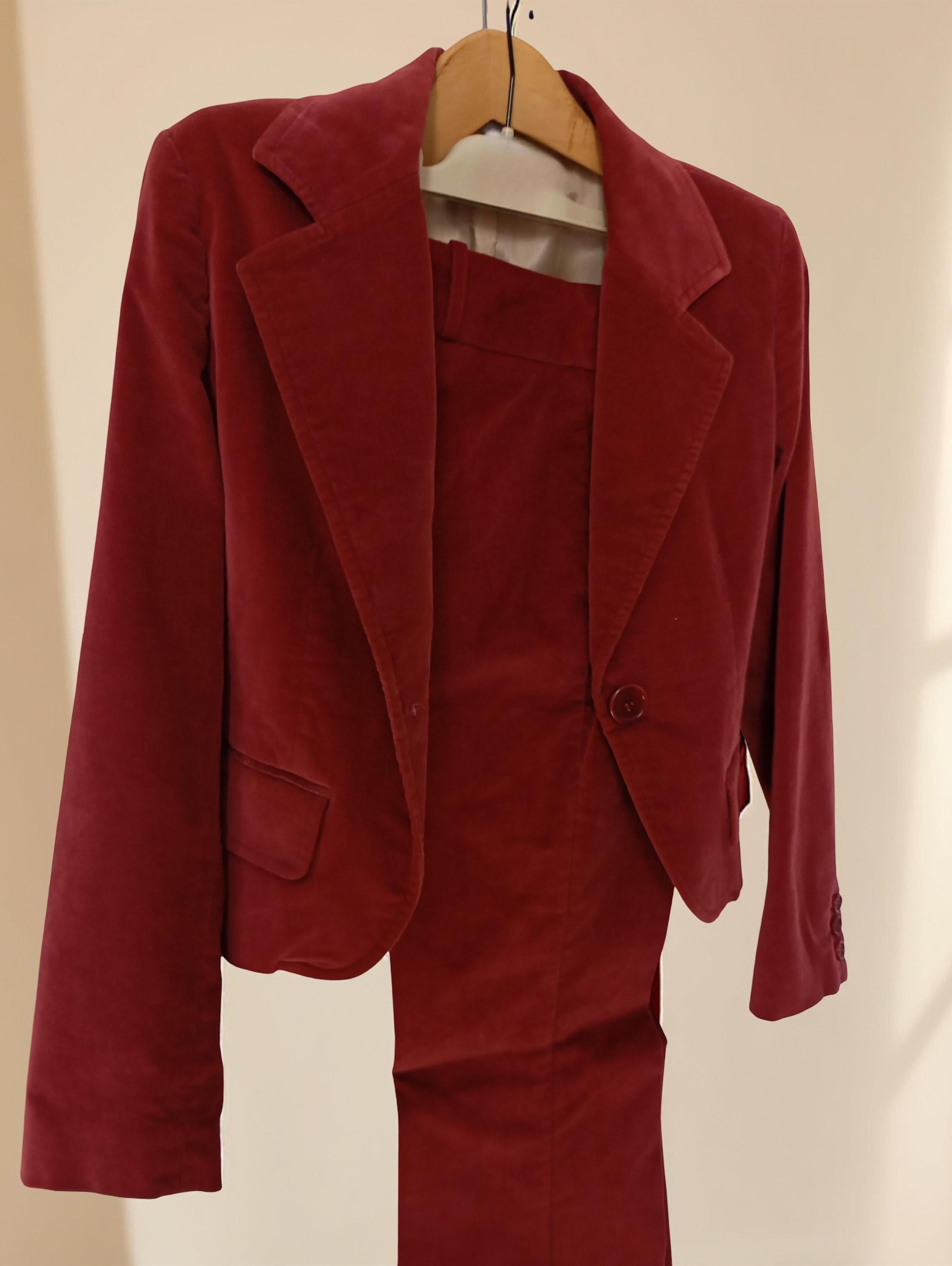 Costume en velours bordeaux France