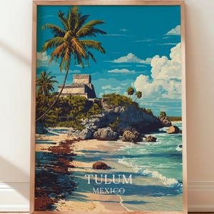 Puede incluir: Un cuadro enmarcado con una escena costera de Tulum, México. La obra de arte representa una playa con agua turquesa, una costa rocosa y una ruina maya bajo un cielo azul brillante con nubes blancas. Incluye el texto "TULUM MEXICO".
