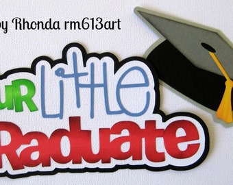 Título "Nuestro pequeño graduado", troquelado 3D para página de álbum de recortes prefabricada, de Rhonda