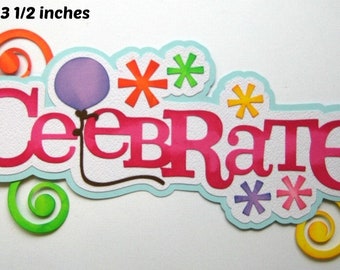 Op de afbeelding: Feestbanner "Celebrate" met roze en witte letters, een paarse ballon en kleurrijke stervormige versieringen. De banner is 16,5 cm bij 9 cm.