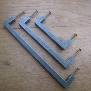 Puxador MEADOW em ferro fundido pesado, estilo industrial rústico vintage, para armários, gavetas e portas. Ferro antigo.